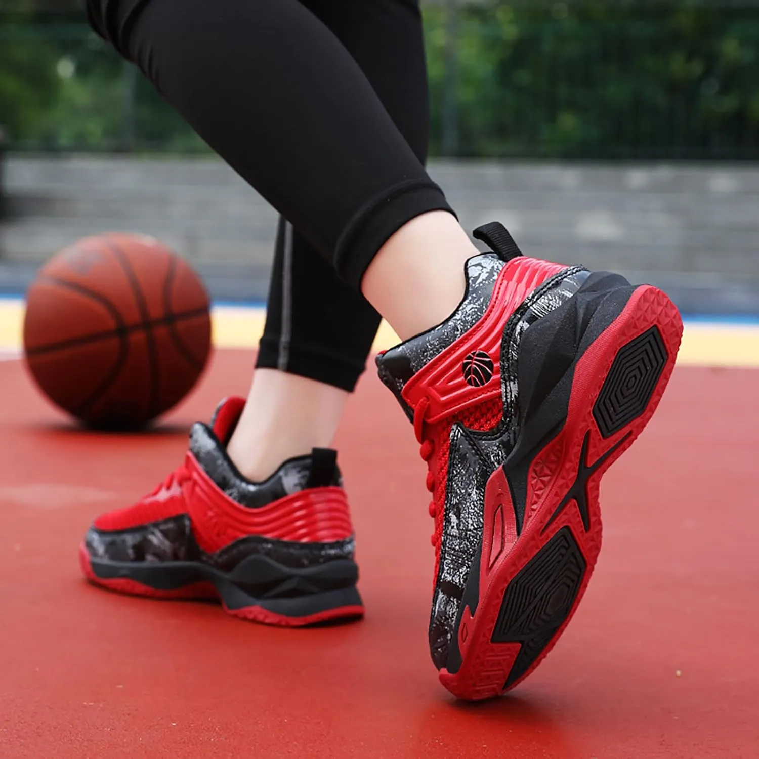 Boys Basketball Shoes Lightweight Breathable Kids Basketball Sneakers Fashion Walking Tennis Shoes for Boys Girls