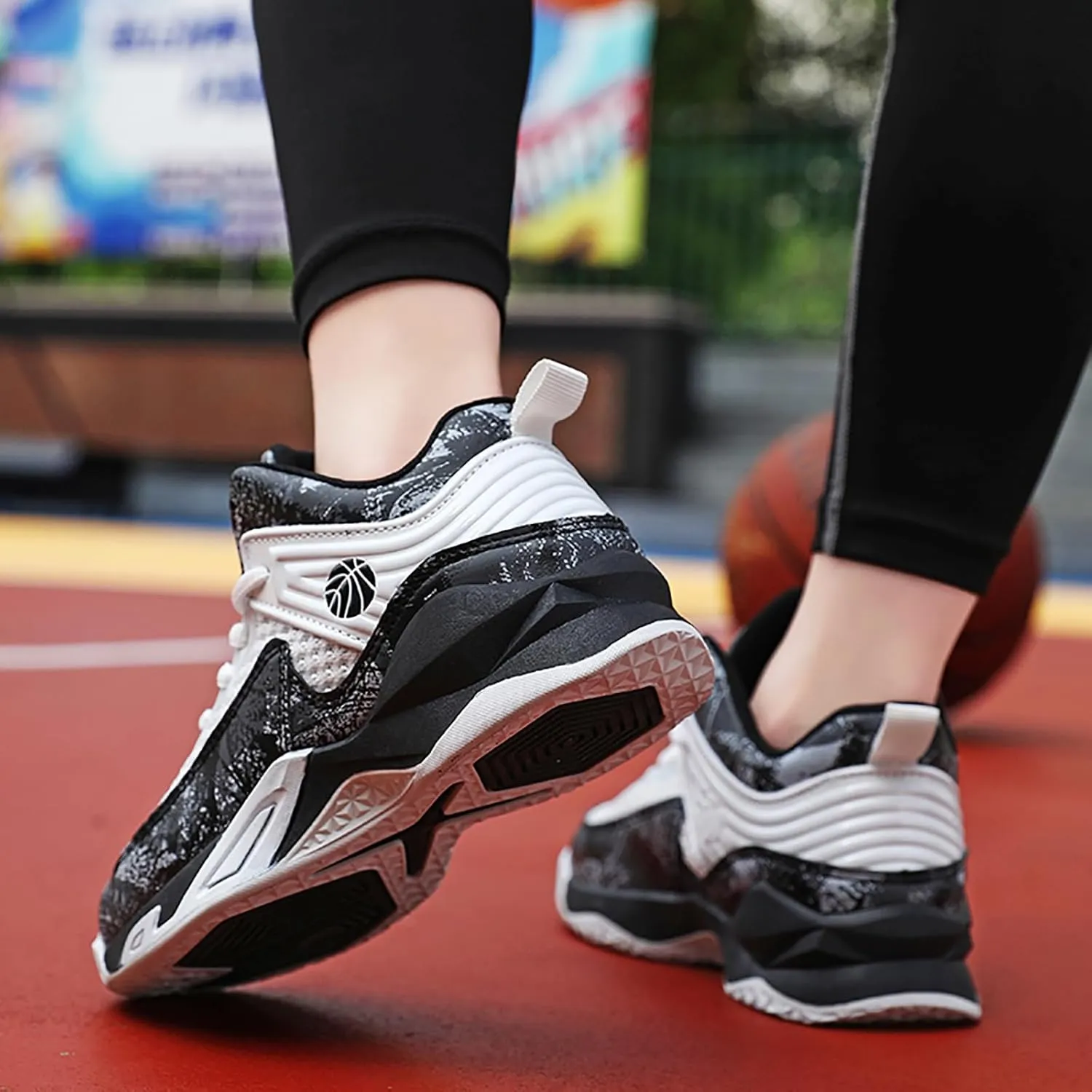 Boys Basketball Shoes Lightweight Breathable Kids Basketball Sneakers Fashion Walking Tennis Shoes for Boys Girls