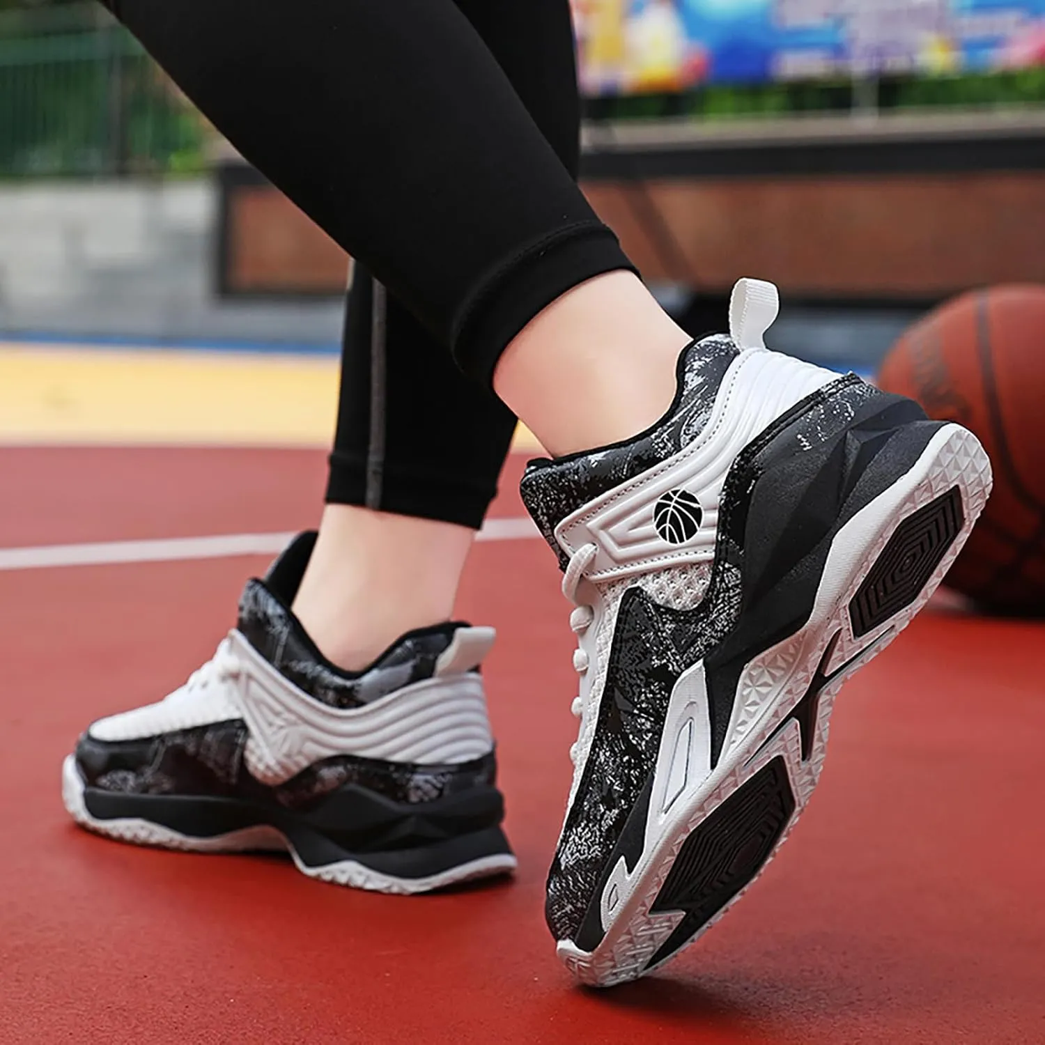 Boys Basketball Shoes Lightweight Breathable Kids Basketball Sneakers Fashion Walking Tennis Shoes for Boys Girls