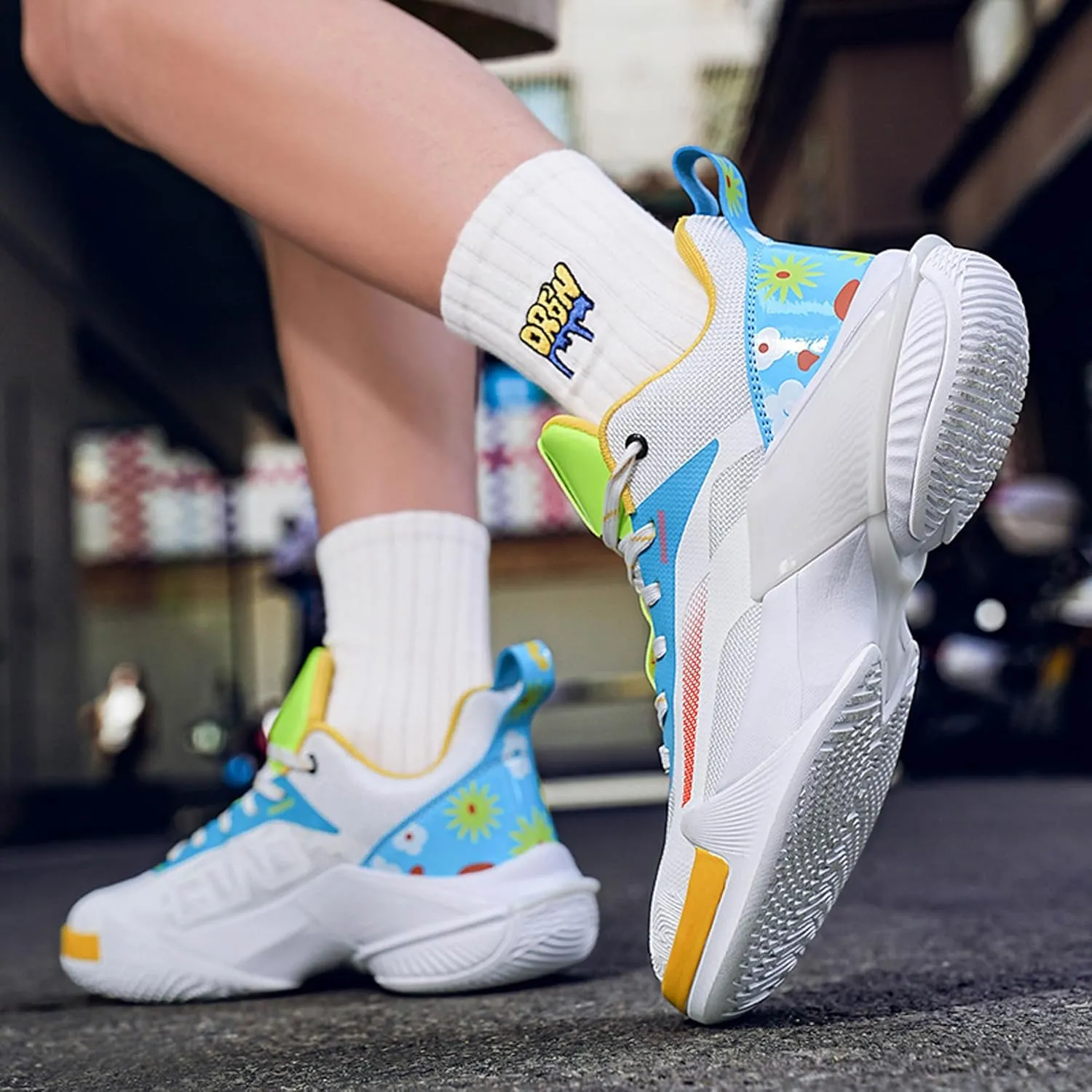 Lace Up Graffiti Fashionable Lightweight Casual Basketball Shoes Skateboarding Shoes for Men Women