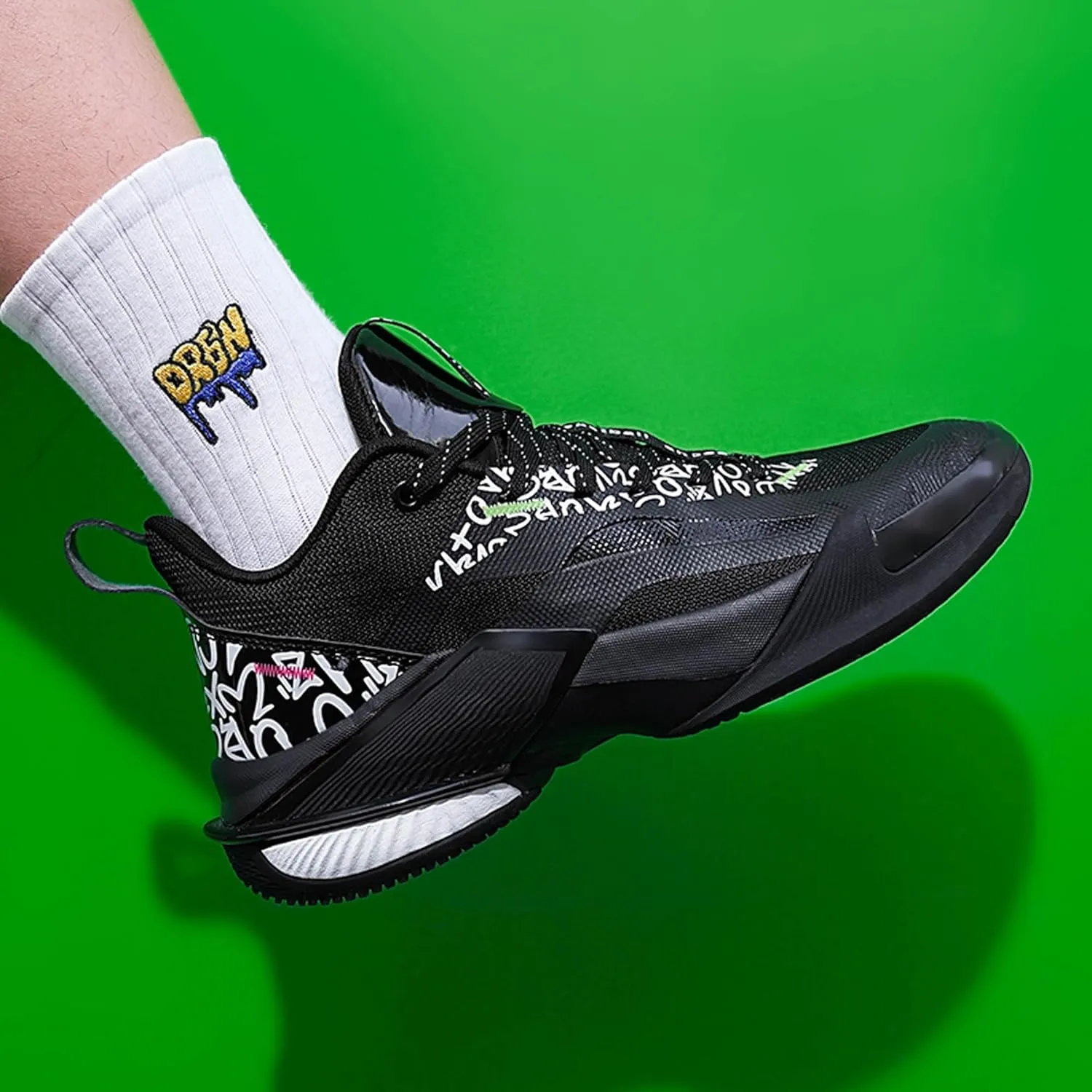 Lace Up Graffiti Fashionable Lightweight Casual Basketball Shoes Skateboarding Shoes for Men Women