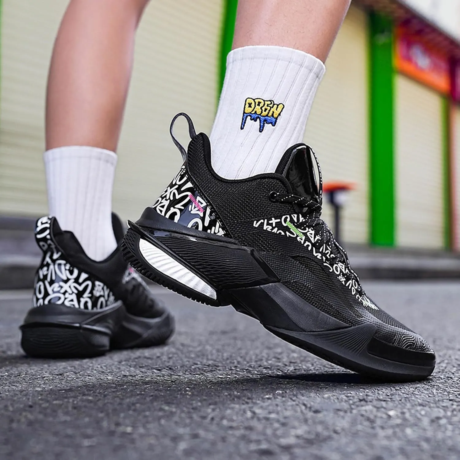 Lace Up Graffiti Fashionable Lightweight Casual Basketball Shoes Skateboarding Shoes for Men Women