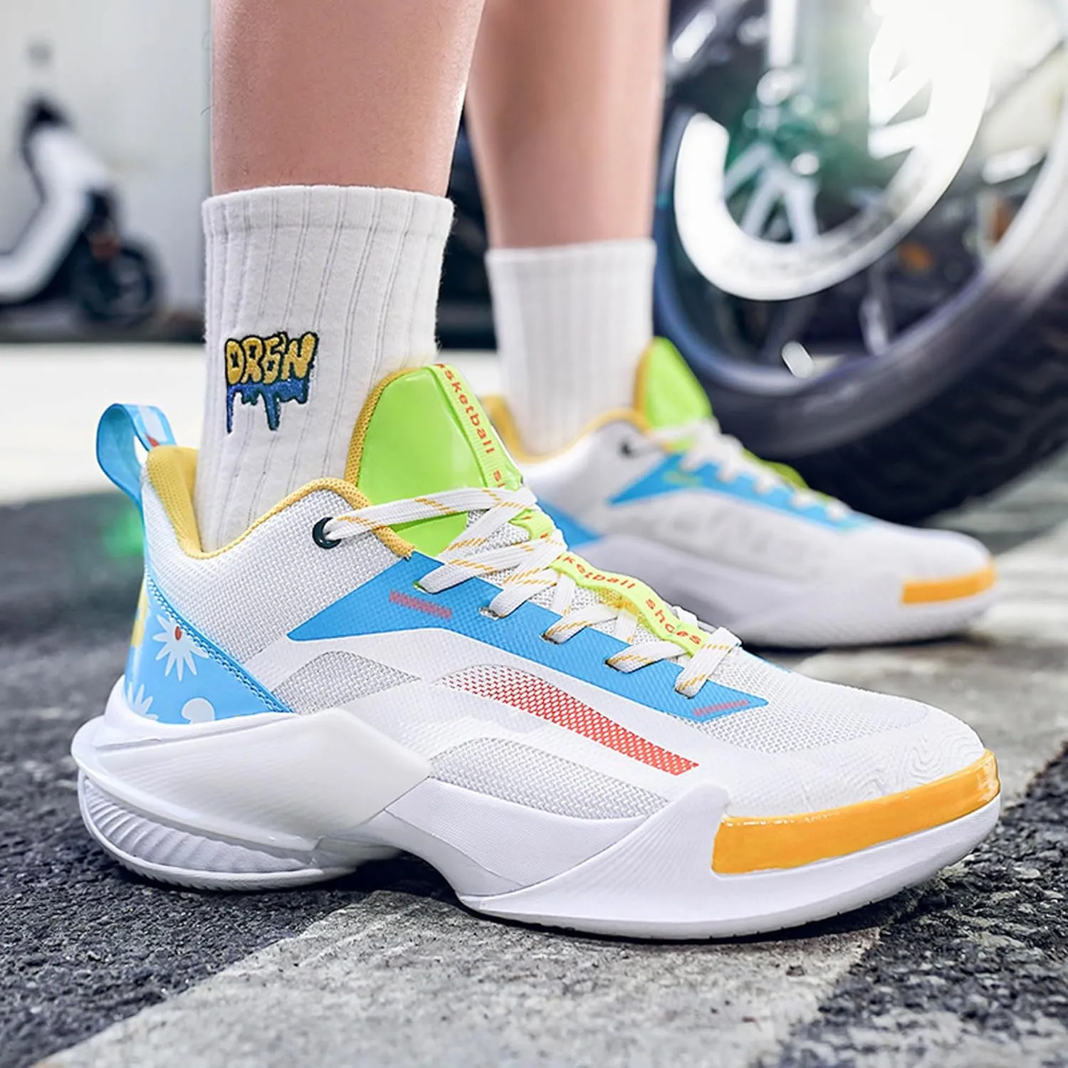 Lace Up Graffiti Fashionable Lightweight Casual Basketball Shoes Skateboarding Shoes for Men Women