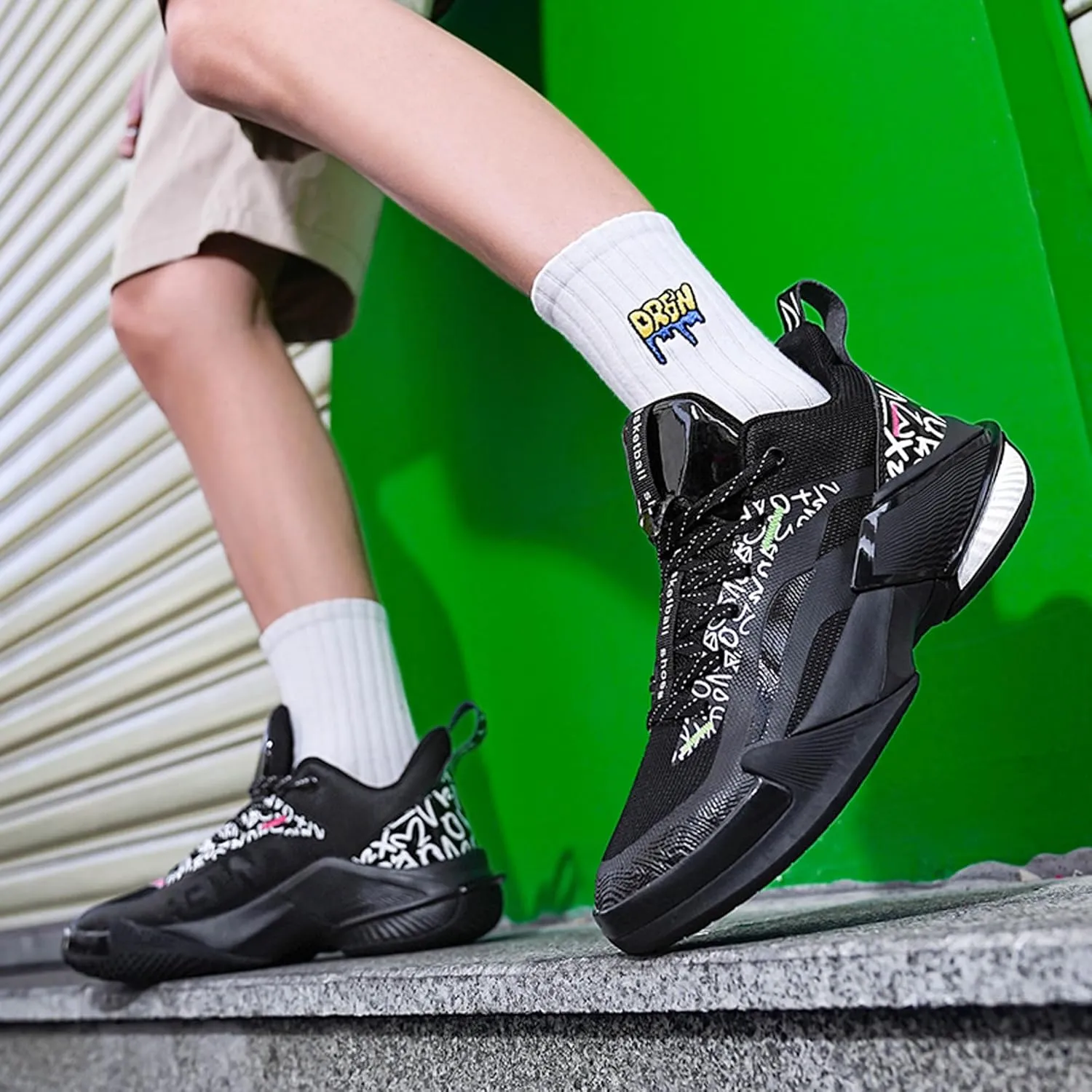 Lace Up Graffiti Fashionable Lightweight Casual Basketball Shoes Skateboarding Shoes for Men Women