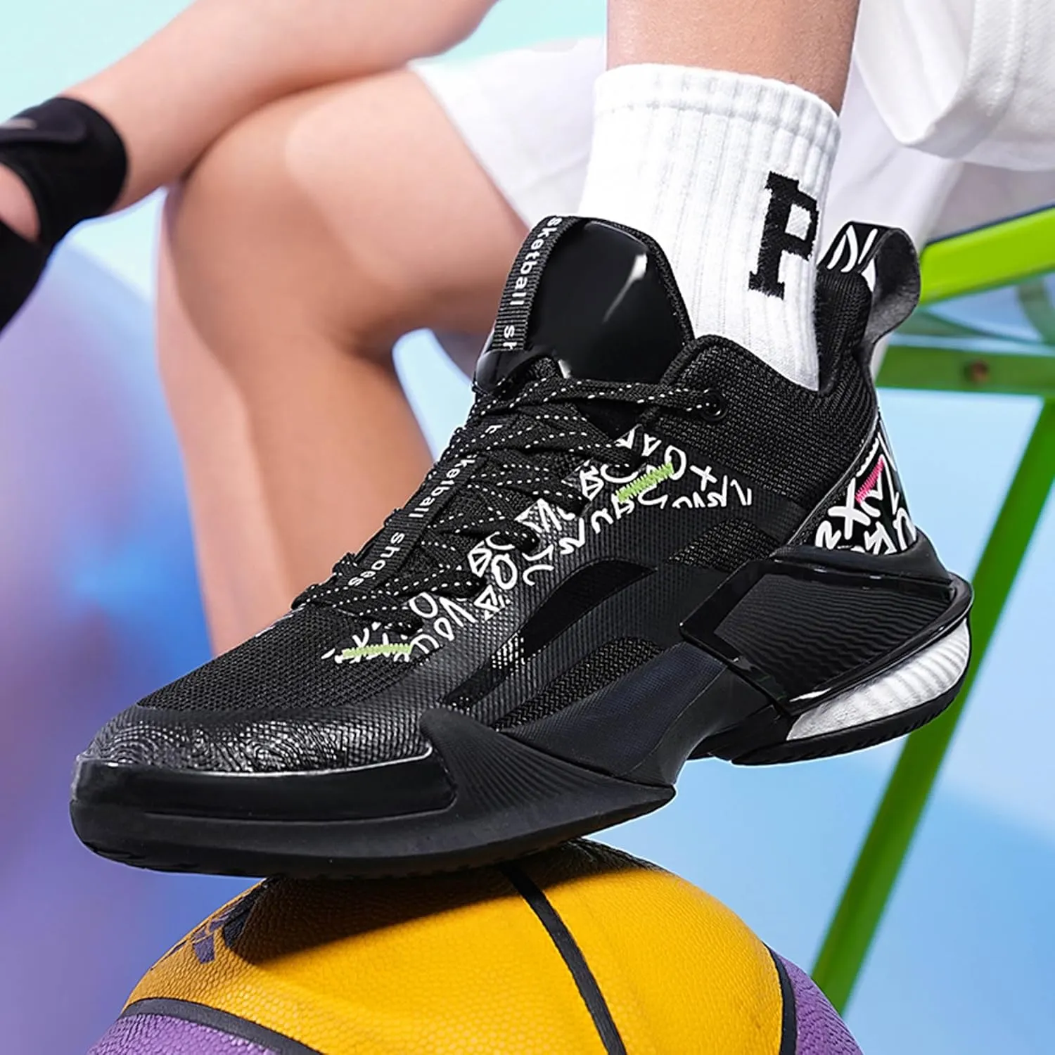 Lace Up Graffiti Fashionable Lightweight Casual Basketball Shoes Skateboarding Shoes for Men Women