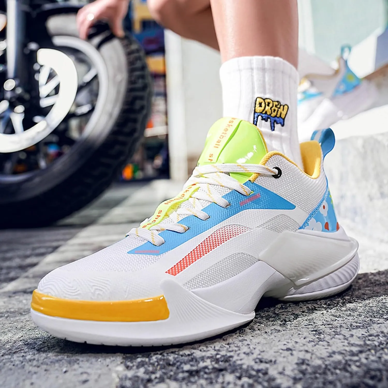 Lace Up Graffiti Fashionable Lightweight Casual Basketball Shoes Skateboarding Shoes for Men Women