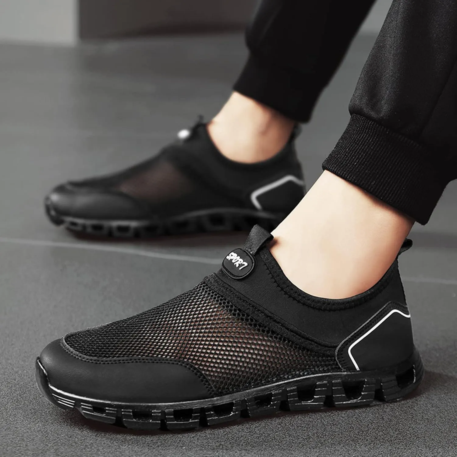 Men Sports Shoes Fashionable Simple and Solid Color New Pattern Summer Mesh Hollowed Out Breathable Mens Sneaker