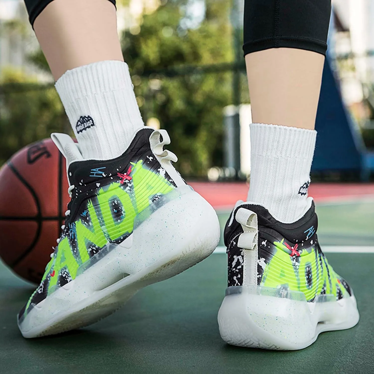 Men's Women's Classic Graffiti Casual Fashion Breathable Basketball Shoes Lightweight Wide Edition Walking Shoes Team Sports Shoes Street Basketball Shoes Jogging Shoes Durable Hiking Shoes