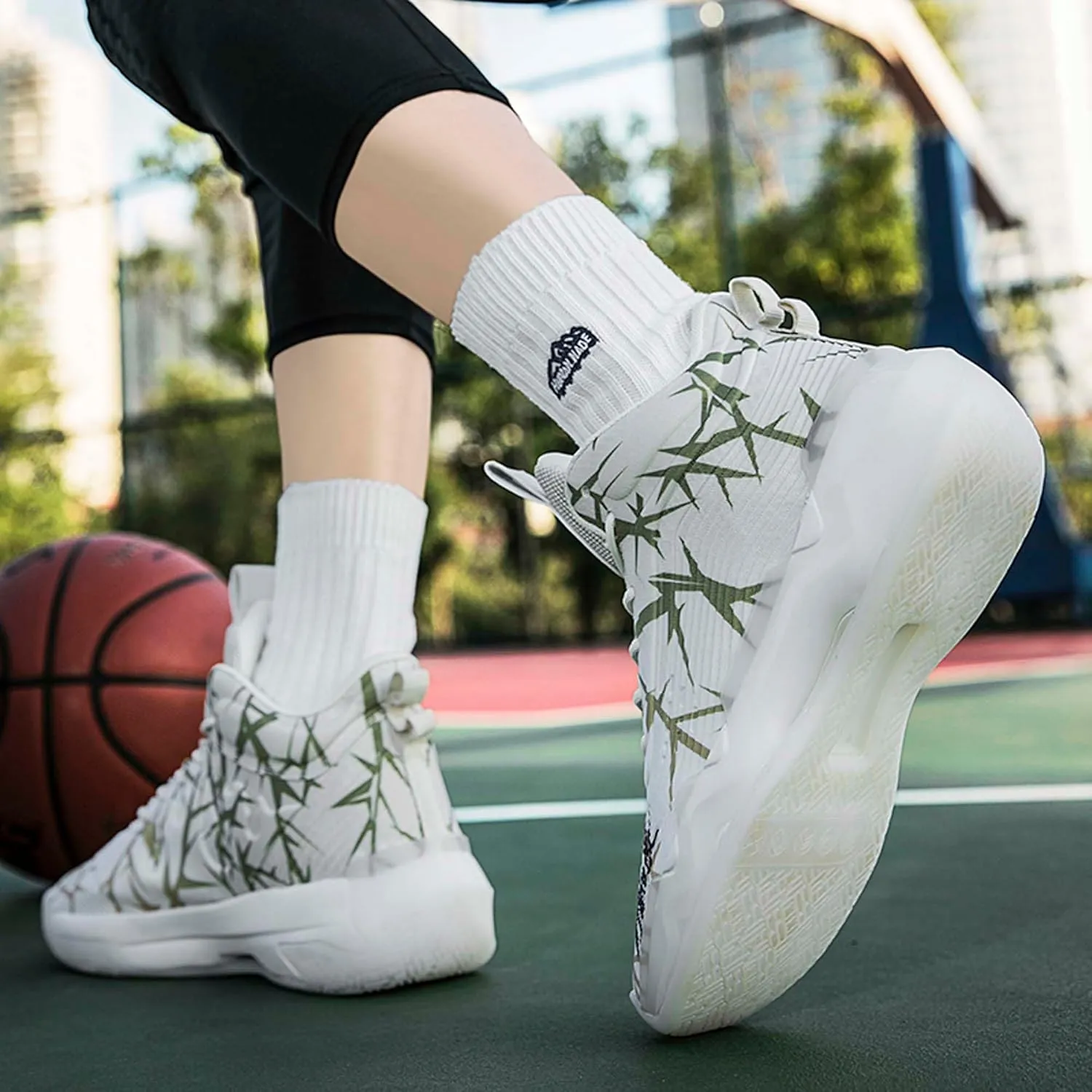 Men's Women's Classic Graffiti Casual Fashion Breathable Basketball Shoes Lightweight Wide Edition Walking Shoes Team Sports Shoes Street Basketball Shoes Jogging Shoes Durable Hiking Shoes