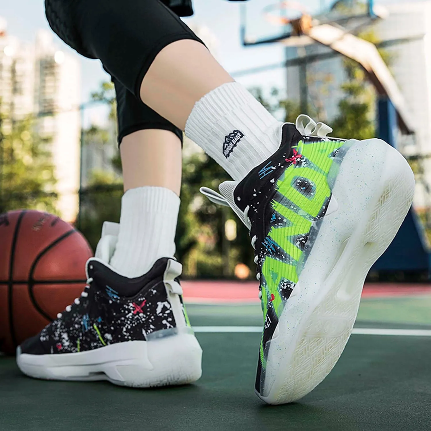Men's Women's Classic Graffiti Casual Fashion Breathable Basketball Shoes Lightweight Wide Edition Walking Shoes Team Sports Shoes Street Basketball Shoes Jogging Shoes Durable Hiking Shoes